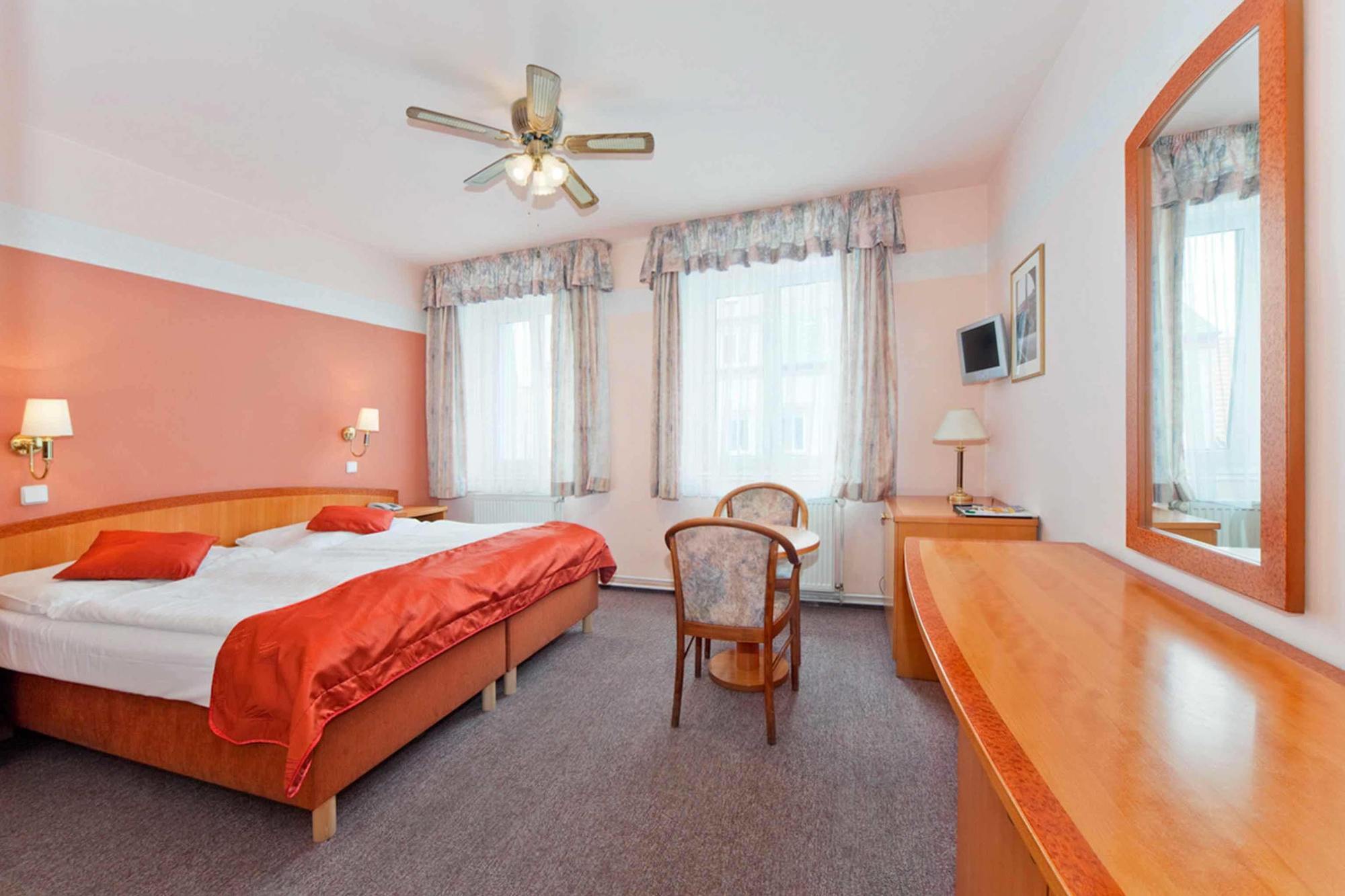 Hotel White Lion Praha Bagian luar foto